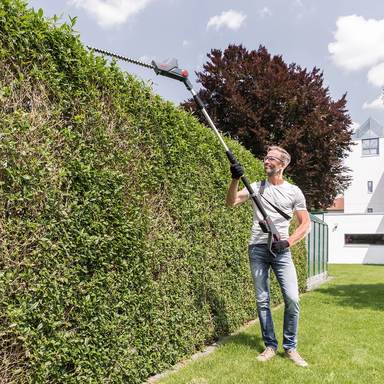 AL-KO Akku-Hochheckenschere HTA 1845 Set - Inkl. Akku 18 V / 2,5 Ah Und Ladegerät 5 AL-KO Akku-Hochheckenschere HTA 1845 Set - Inkl. Akku 18 V / 2,5 Ah Und Ladegerät – Bild 3